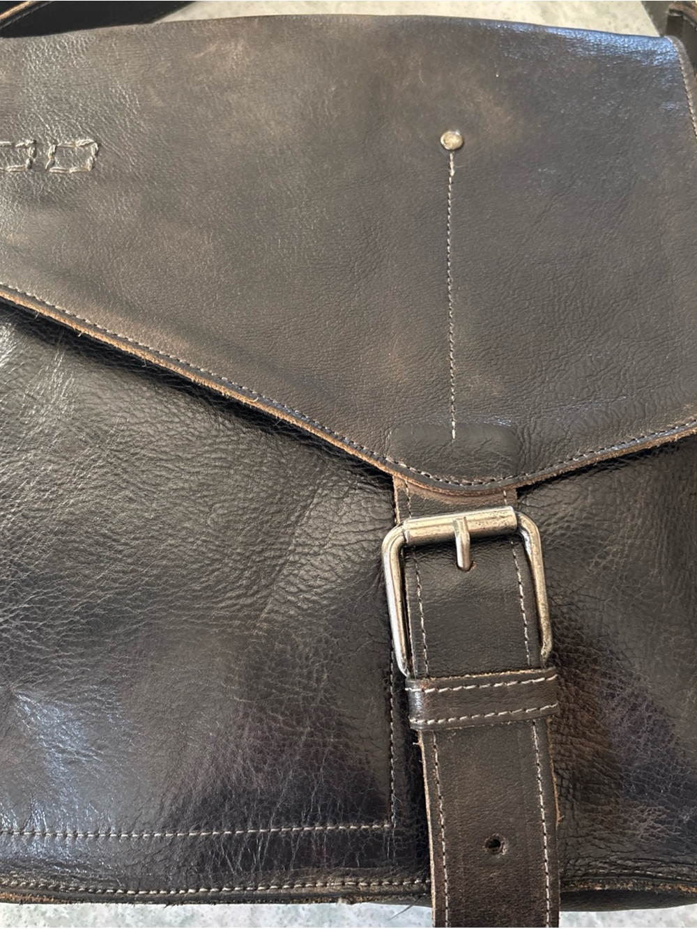 BedStu Venice Classic Unisex Black Leather Messenger Bag with Front Buckle - Picture 5 of 15
